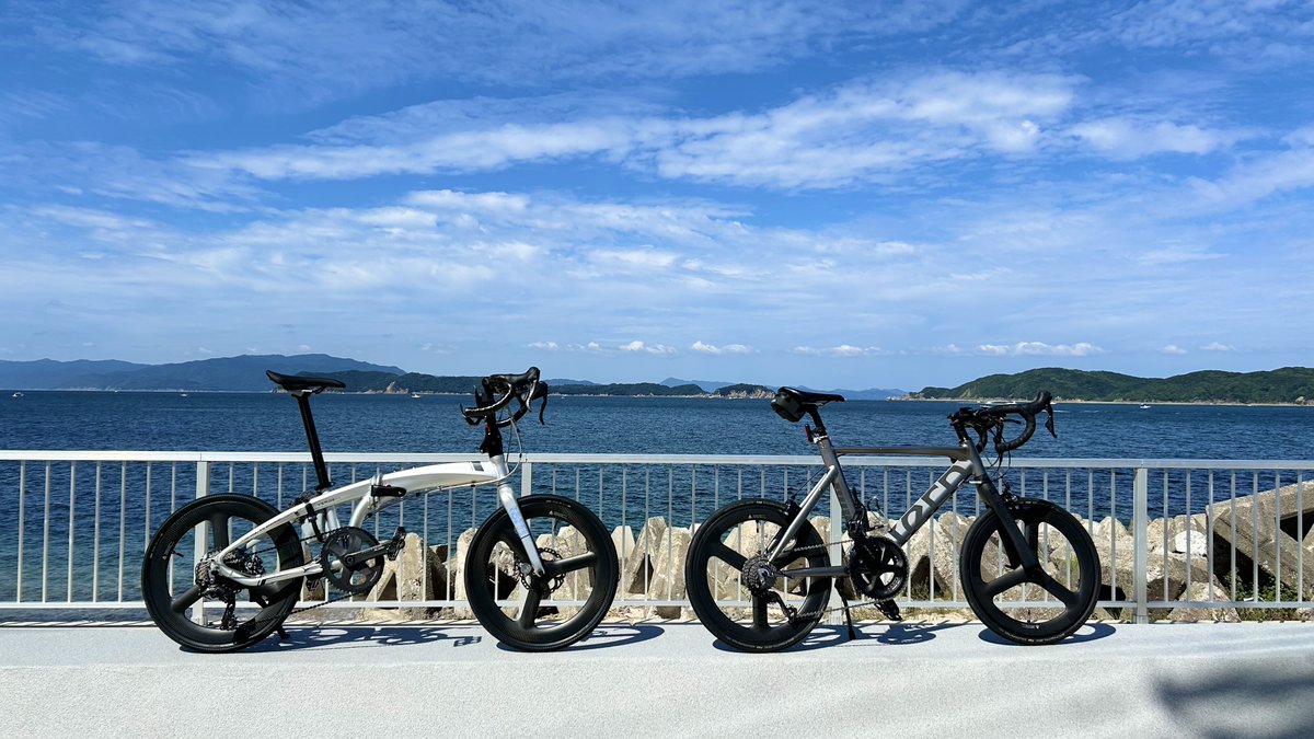 kazu_papan's tweet image. 今日は、兄貴とミニベロでは初和歌山✨
天候も良く海岸沿いを走るのは非常に気持ち良かった🏖️
撮りたかったツーショットのモニュメントもバッチリ(ｏ'∀')b

距離は少ない緩ポタだけど満足いく1日でした✨

写真3枚目と4枚目(兄貴の後ろ姿)は今日のお気に入り写真🌟
#tern #vergeP10 #surge