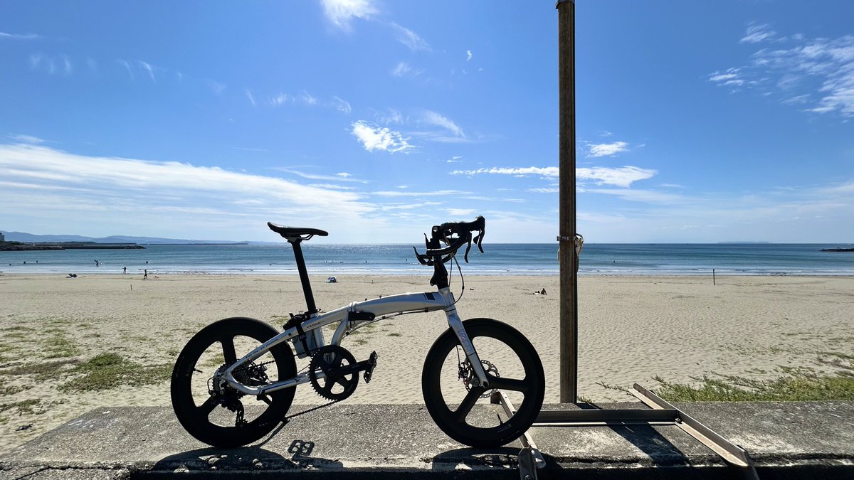 kazu_papan's tweet image. 今日は、兄貴とミニベロでは初和歌山✨
天候も良く海岸沿いを走るのは非常に気持ち良かった🏖️
撮りたかったツーショットのモニュメントもバッチリ(ｏ'∀')b

距離は少ない緩ポタだけど満足いく1日でした✨

写真3枚目と4枚目(兄貴の後ろ姿)は今日のお気に入り写真🌟
#tern #vergeP10 #surge