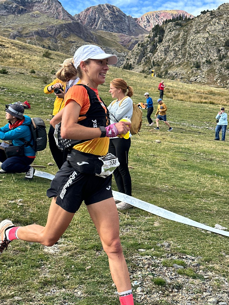 atletismoRFEA's tweet photo. 𝐒𝐞 𝐧𝐨𝐬 𝐜𝐨𝐧𝐭𝐚𝐠𝐢𝐚 𝐬𝐮 𝐚𝐥𝐞𝐠𝐫𝐢́𝐚

Long Trail  #WMTRC2025 #canfrancpirineos

Avitallamiento en Formigal (km 29,9) 

Rosa María Lara, primera española y ganando puestos, pasa en 5ª posición y realizando una gran carrera de menos a más

#EspañaAtletismo #PasiónPorCompetir

📺 https://t.co/OqdtJ5huOk
📊 https://t.co/KjyqkWzHeX
📸 https://t.co/PPmBSS3FQ2