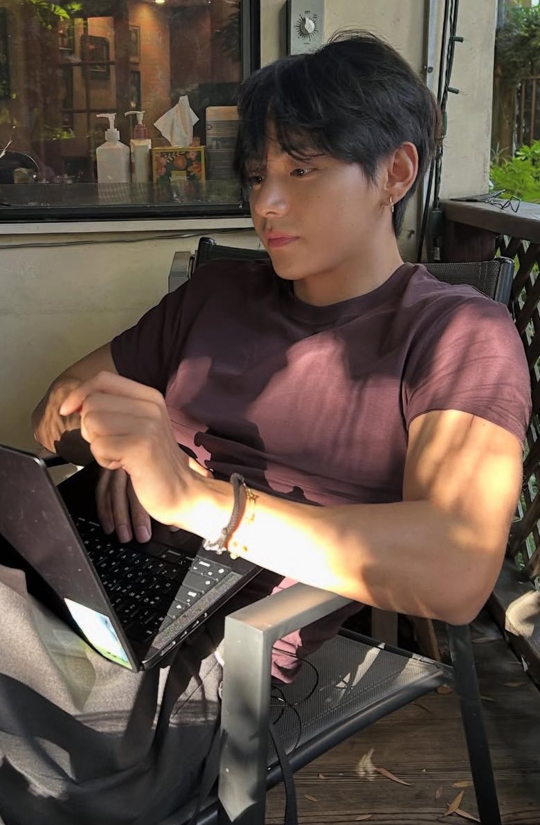 taeggukis7's tweet photo. he looks extra dilf-y in burgundy https://t.co/OC1fm9nSE5