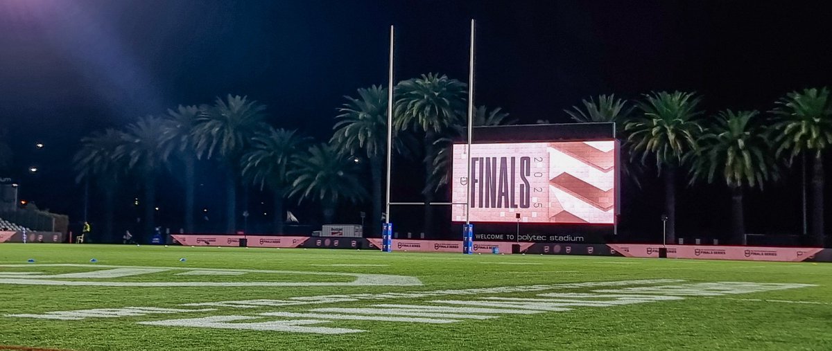 Gates to #OurParadise🌴 are now OPEN!🏟

The posts are up, lines marked and the stage is set for a thrilling <a href="/NRLWomens/">NRLW</a> Preliminary Final between <a href="/sydneyroosters/">Sydney Roosters 🐓</a> &amp; <a href="/cronullasharks/">Cronulla Sharks</a> 🔥

🏉Kick-Off- 7:45pm 

#NRLW #LoveCentralCoast #NRLWRoostersSharks