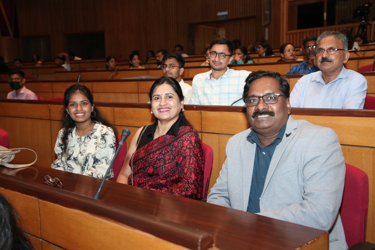 🎤 Dr. Geetha Vani Rayasam, Director <a href="/CSIR_NIScPR/">CSIR-NIScPR</a>, delivered an inspiring Welcome Address at the 84th #CSIRFoundationDay.

She reflected on CSIR’s 84-year legacy of Science for Society, highlighting the NIScPR 's pivotal role in science communication &amp; policy research—acting as a