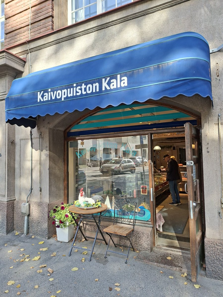 Hyvää päivää, Guten Tag allerseits aus #Helsinki! Wenn man keine Zeit zum Kochen hat ist dieser Laden die Rettung. ( Brunnenparks Fischgeschäft). Dort gibt es ausser Fisch auch andere hausgemachte Spezialitäten, Salate und sogar Kuchen. Schönes Wochenende!