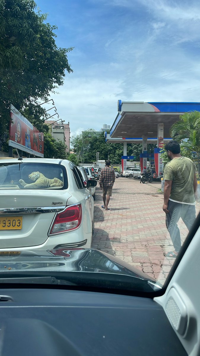 Debiprasad_m's tweet photo. @gailindia has miserably failed to provide smooth availability of CNG in Bhubaneswar. Long queues and low pressure are common sight at all stations. GAIL's operation team(its DGM) at Bhubaneswar blames traffic restrictions for own inefficiency. 
@PetroleumMin, @HardeepSPuri https://t.co/XoxPyF776l