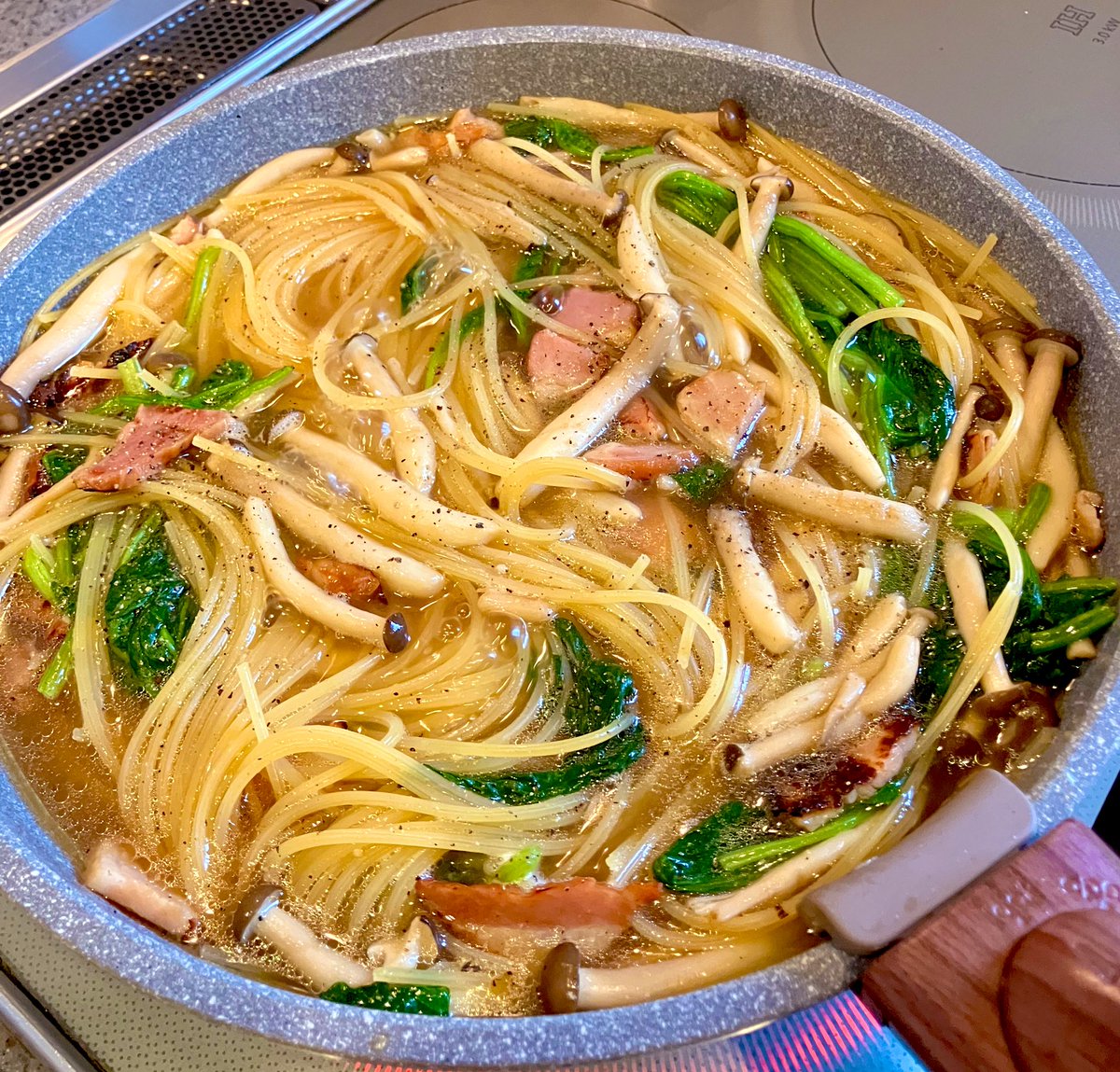 ベーコンとしめじをオリーブオイルとにんにくで炒め、麺つゆ50ml、水300ml加え沸騰後、パスタ100gを加え茹で、下茹でほうれん草を加えると美味しく仕上がります