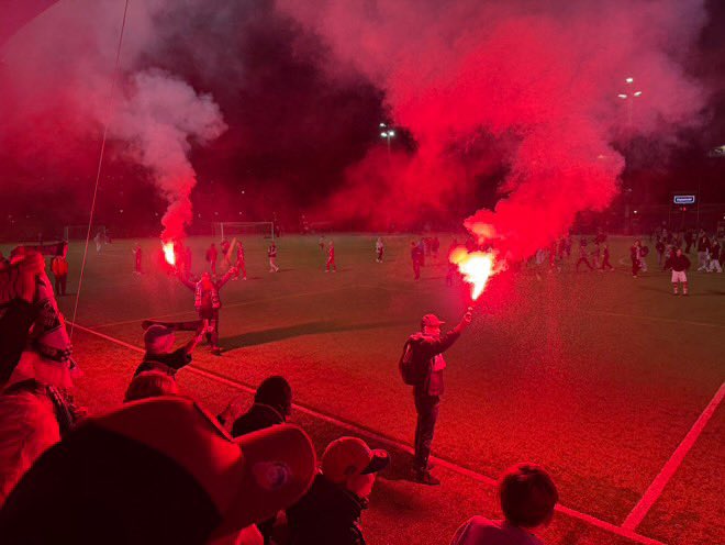 Jalkapallokulttuuria ❤️⚽️
Fc Kurvin vauhti vs. Gilla Fc 
4.divari ja bragu täynnä + kentän laidoilla porukkaa.

#lukijaterveiset