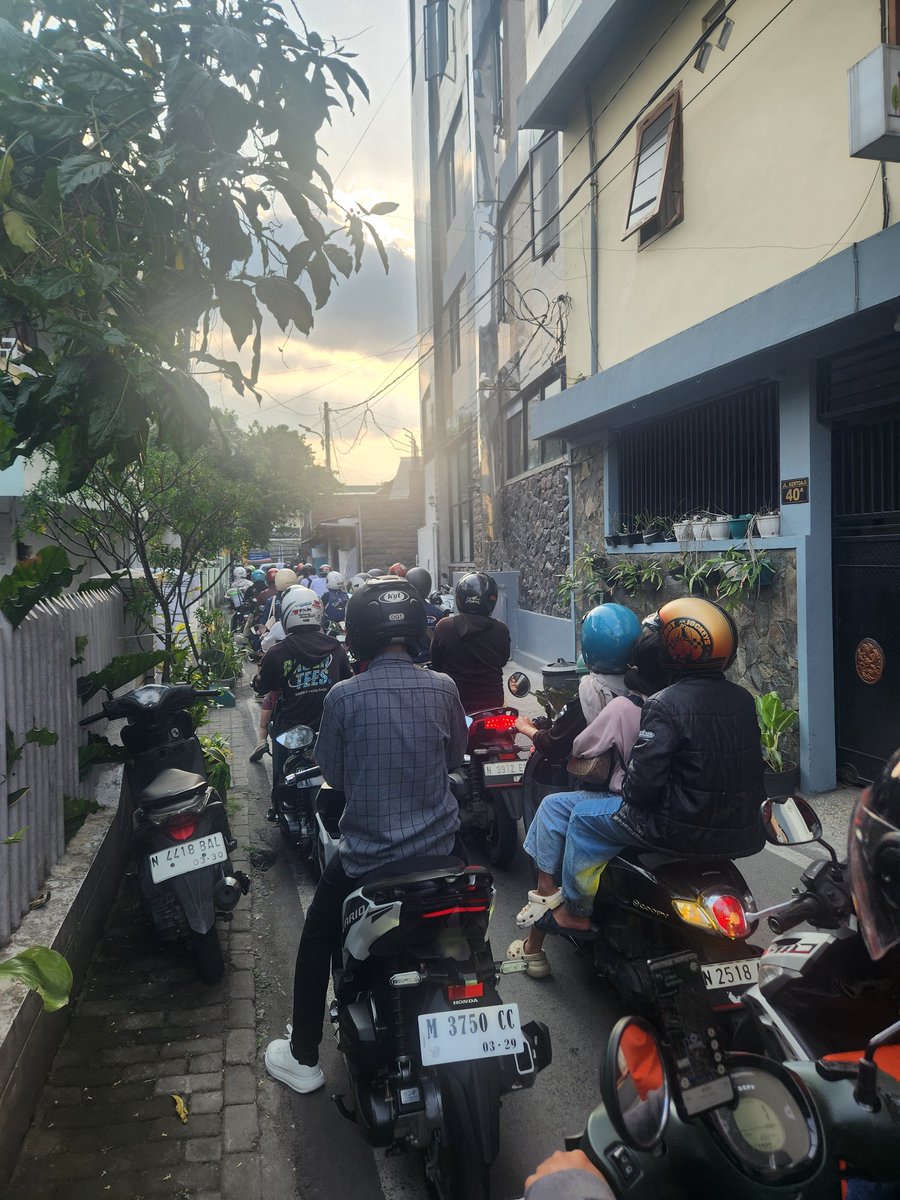 Ngene iki opo gak mumet delok e..jalan seuprit ya macet jg