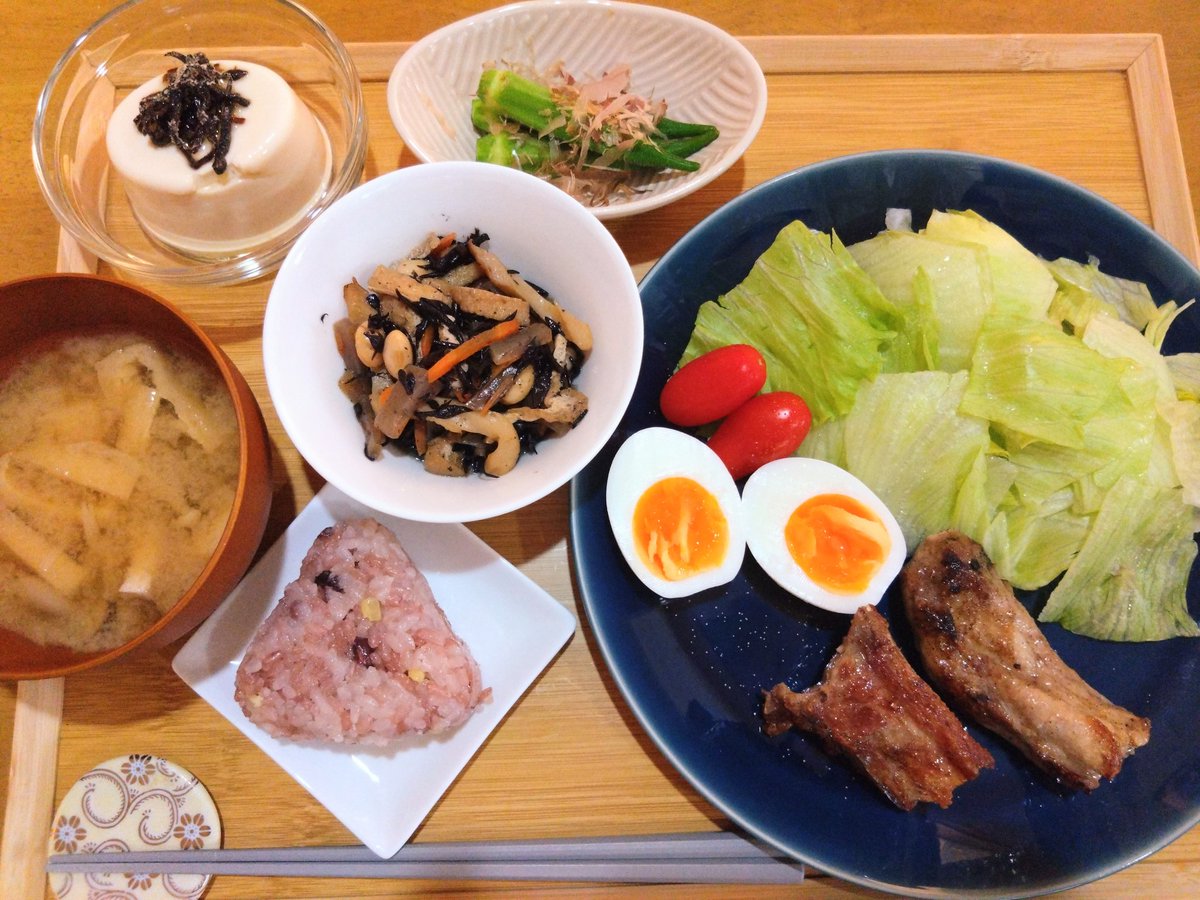 Sunmama15's tweet photo. 今日の晩ごはん

■スペアリブとサラダ
■ひじき煮
■おかかオクラ
■冷奴
■きのこと揚げのお味噌汁
■栗赤飯おにぎり
このおにぎり、無印の冷凍おにぎり。���さめサイズでちょうどよく、めちゃくちゃ美味しい🥰今日も美味しくいただきます！
#晩ごはん　#おうちごはん　#料理記録　#無印良品 https://t.co/jt2DgrysFG