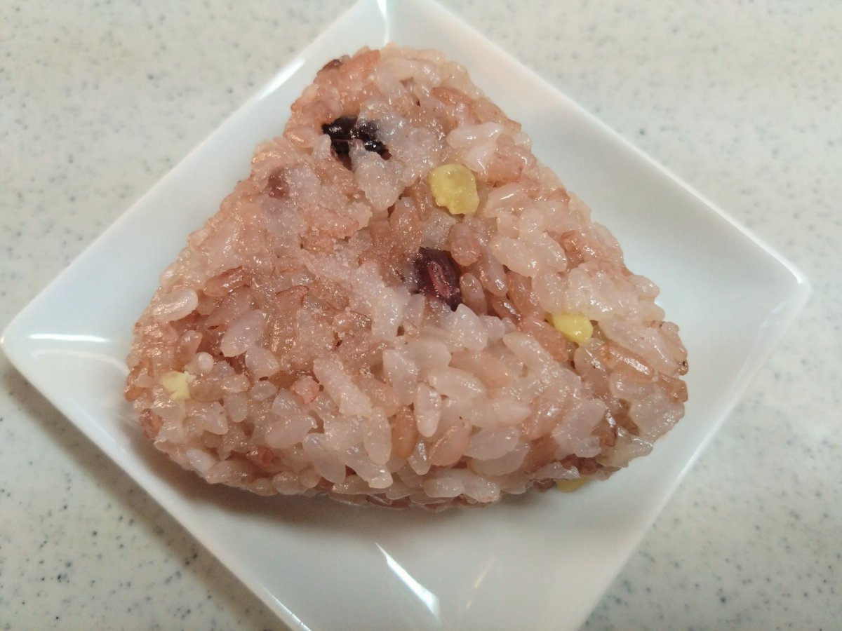 Sunmama15's tweet photo. 今日の晩ごはん

■スペアリブとサラダ
■ひじき煮
■おかかオクラ
■冷奴
■きのこと揚げのお味噌汁
■栗赤飯おにぎり
このおにぎり、無印の冷凍おにぎり。���さめサイズでちょうどよく、めちゃくちゃ美味しい🥰今日も美味しくいただきます！
#晩ごはん　#おうちごはん　#料理記録　#無印良品 https://t.co/jt2DgrysFG