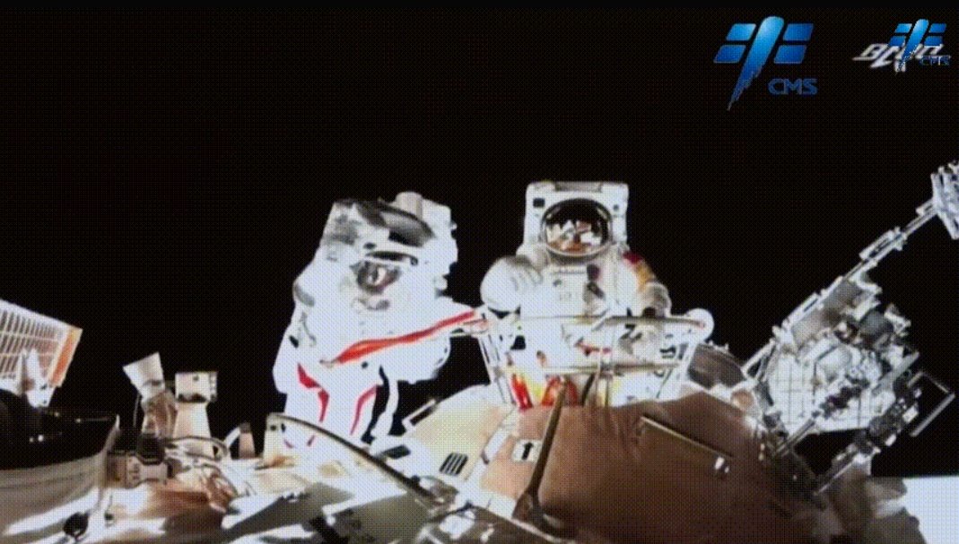 Frontlinestory's tweet image. 🚀🛰️ #FrontlineFocus: 17 years ago today, on September 27, 2008, #taikonaut Zhai Zhigang completed #China&apos;s first-ever #spacewalk during the #Shenzhou-7 mission, marking a historic step as China became the third nation capable of independent extravehicular activity (#EVA). Over…