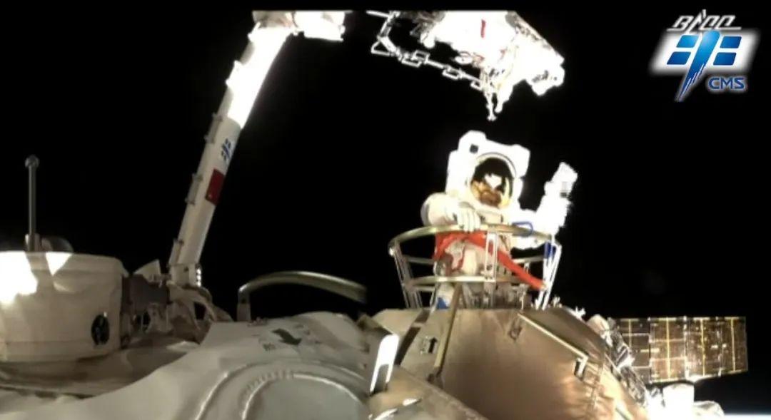 Frontlinestory's tweet image. 🚀🛰️ #FrontlineFocus: 17 years ago today, on September 27, 2008, #taikonaut Zhai Zhigang completed #China&apos;s first-ever #spacewalk during the #Shenzhou-7 mission, marking a historic step as China became the third nation capable of independent extravehicular activity (#EVA). Over…