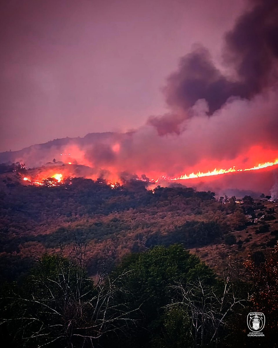 IMPRESIONANTES imágenes del incendio de la Sierra Norte. Bomberos de Guadalajara en el corazón del incendio nuevaalcarria.com/articulos/impr…