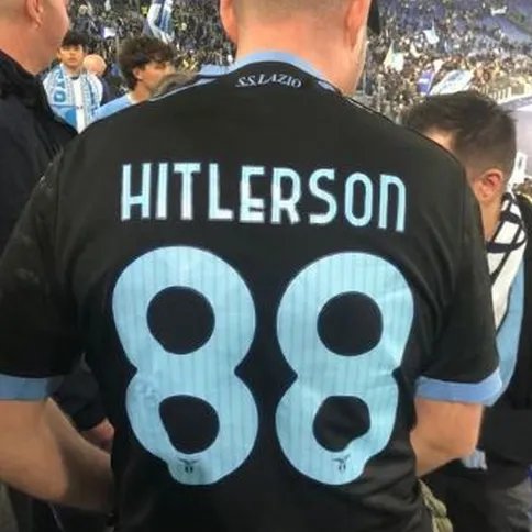 +SCHÜLER RITZEN DIE "88" AUF SCHULBANK+
Die zwei Schüler an einer Thüringer Realschule verteidigen ihre Tat damit, dass sie noch nie was von Adolf Hitler gehört haben..

Sie dachten wohl, die "88" stünde für "Heil Höcke", was ja nicht verboten ist..