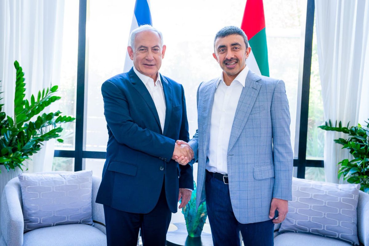 العالم كله يغلي بسبب الإبـ ـادة التي يرتكبها المجرم نتنياهو بحق أهل غزة، ووزير الخارجية الإماراتي يستقبله بابتسامةٍ عريضة، وكأن شيئًا لم يكن.. لا اظن أن العرب عرفت أحقر ولا أنذل من ابناء زايد!