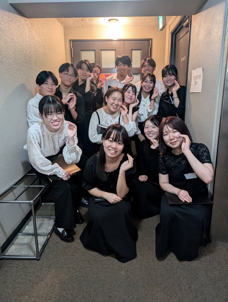 Vol17_Ver's tweet photo. １４、Coro Luna
こんにちは。少人数でのアンサンブルをするために集まりました！テキストが方丈記から抜粋された「夜もすがら」とアフリカーンス語の「Die Donker」の2曲を歌います！楽しんで演奏します♪ https://t.co/fEG3GDIVeY
