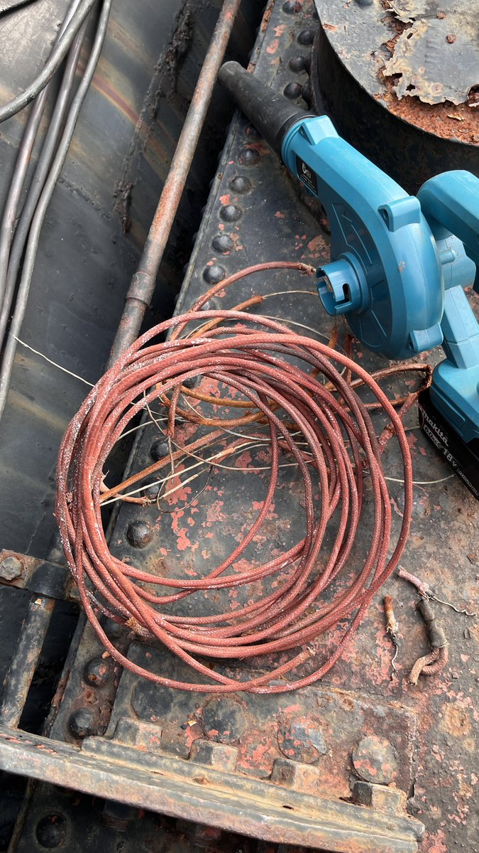 [活動報告]
加悦鉄道4号の前照灯・標識灯点灯復元のため
電線管内の旧配線を引き抜きました
年代物…
一部で被覆が詰まってたけど、炙ったり水通したりエア送ったりしてなんとか綺麗に引っこ抜けました

来週新しいケーブルを引き通します