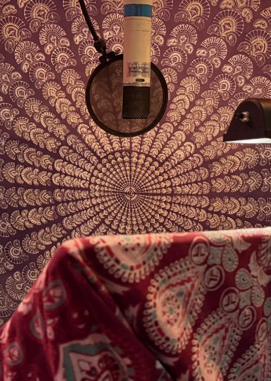 Taehyung shares new photos for the recording studio.