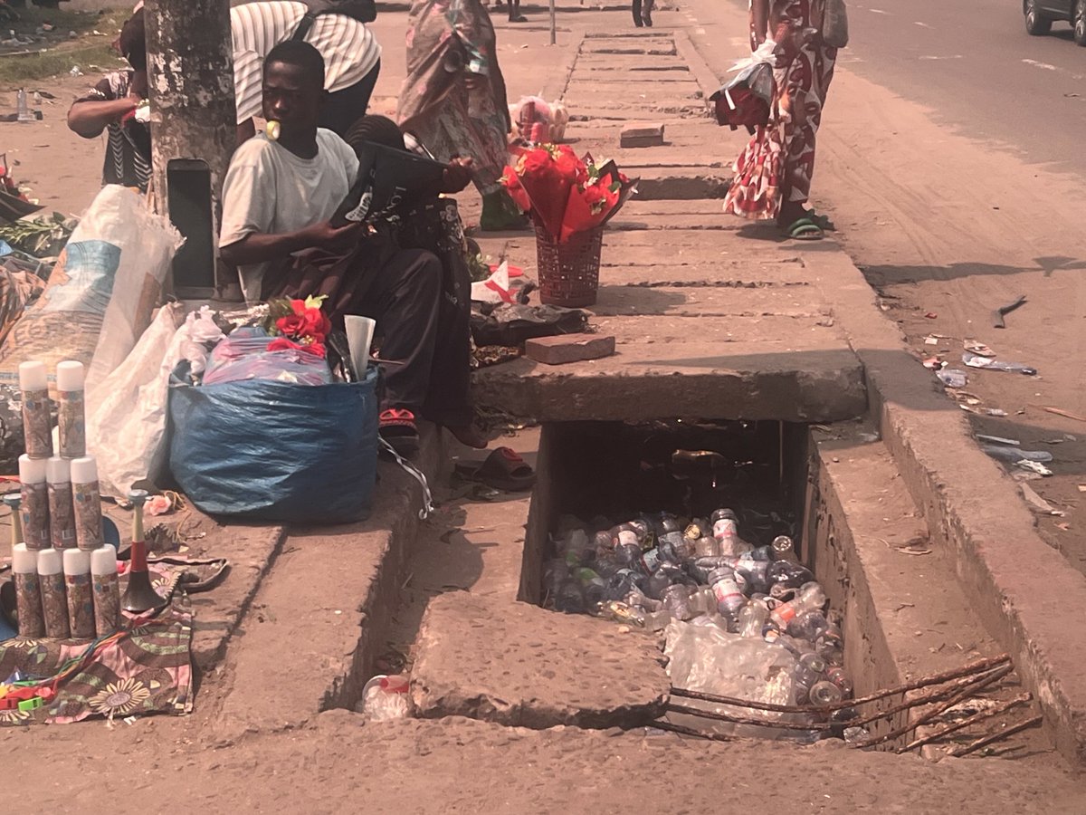 Kinshasa mérite mieux que ça.
À peine les caniveaux sont nettoyés, ils sont transformés en dépotoirs. Résultat : inondations,, destruction de rues.
Et si nous décidions, chacun à notre niveau, de respecter ces caniveaux 
1petite action individuelle = 1 grande victoire collective.