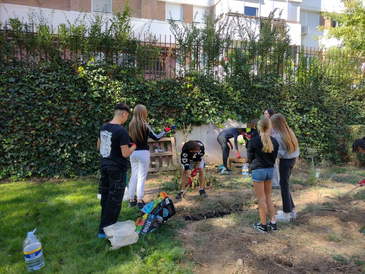 Hemos comenzado las labores en el huerto. Seguiremos  plantando, lunes y viernes en el recreo. Busca a las profes de Biología, Verónica García y/o Mari Carmen Morón.
Se necesitan manos, se pagará el jornal... de una u otra manera... El tomate que queda aún no tiene nombre😉