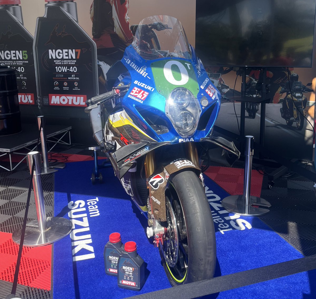 MotoGP_jp 🏁 Motulブースで鈴鹿8耐CNチャレンジ号が展示されています