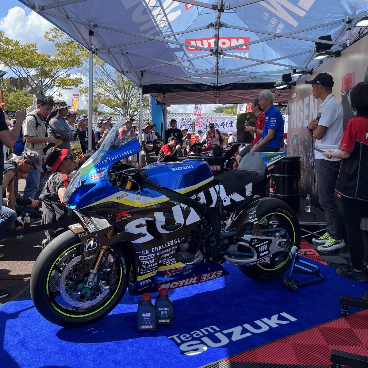 MotoGP_jp 🏁 Motulブースで鈴鹿8耐CNチャレンジ号が展示されています
