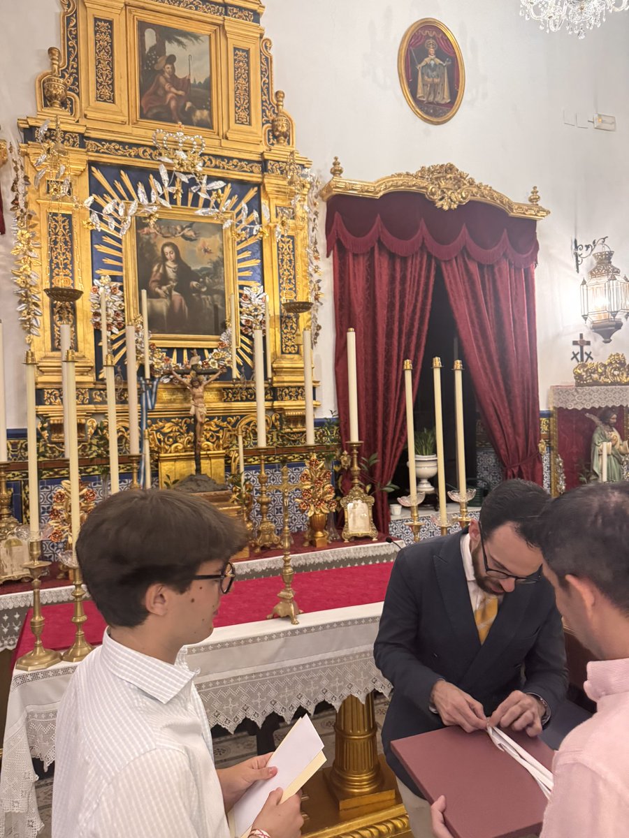 🟢 #EstandarteDS | La <a href="/HdadPerdonMad/">El Perdón</a>, a su llegada a Sevilla para asistir a la coronación canónica de la Divina <a href="/PastoraSMarina/">Primitiva Hermandad Divina Pastora de Santa Marina</a>, han entregado a la Santísima Virgen una mantilla española y un broche, como regalo por tan feliz acontecimiento
📸 Hdad.
#CaminoAlaCoronación