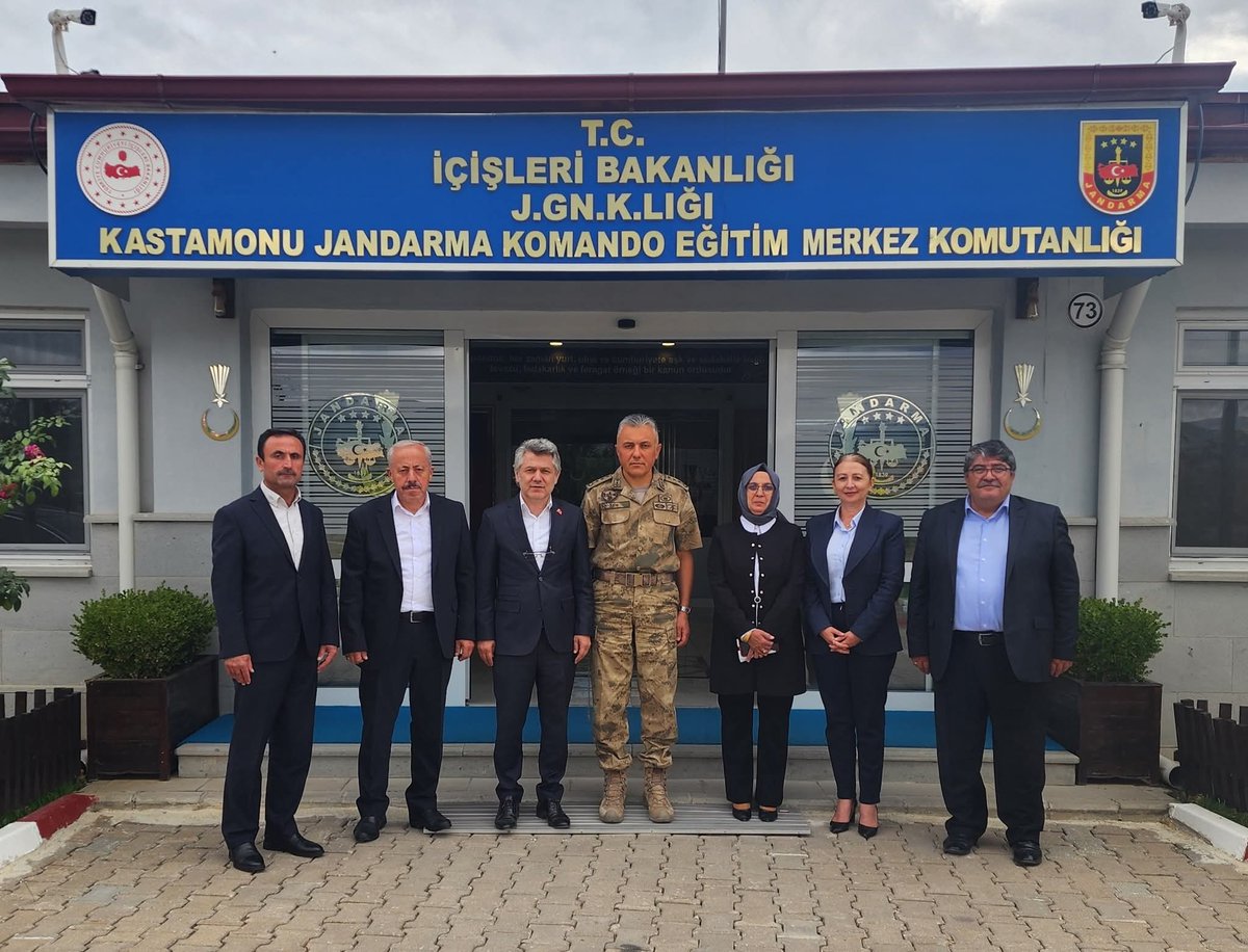 akmrkzkastamonu's tweet photo. Kastamonu Jandarma Eğitim Merkez Komutanımız Albay Gülhan Kılıç’ı Merkez İlçe Başkanımız Şenol Kızılabdullah ve Yönetim kurulu üyelerimiz ile ziyaret ederek hayırlı olsun dileklerimizi ilettik.Samimi sohbeti ve misafirperverliği için teşekkür ediyor, görevinde başarılar diliyoruz https://t.co/i2tqcxDdik