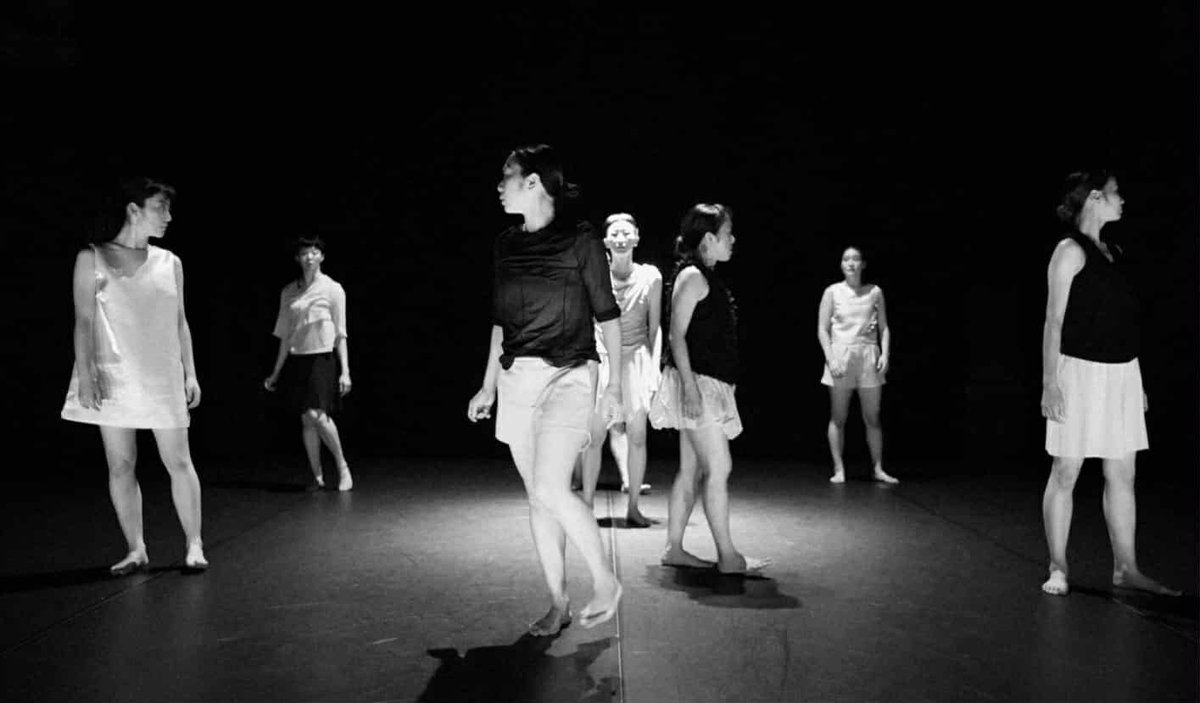 初日あけました。
緊張感があるわけでもなく、動かないわけでもなく、それでも「静かさ」を身体で感じる時間。ぜひ、劇場で味わっていただけたら嬉しいです。明日の前売券は本日0時までです。ご予約お待ちしております。
photo by Koji Iida
toyohashi-at.jp/event/performa…