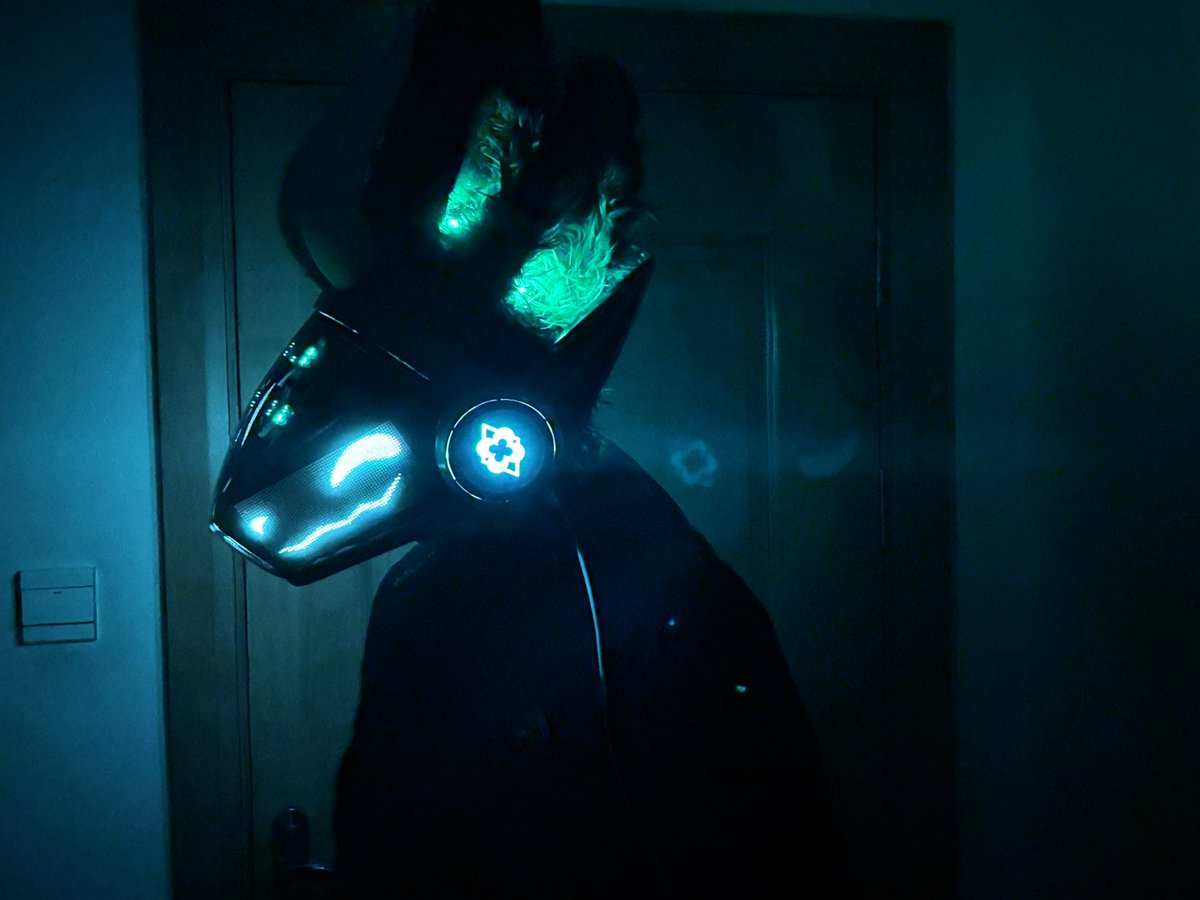 noxprotogen's tweet photo. 猜猜我有多少个眼睛
#furry #protogen #FursuitsFriday 
#fursuit https://t.co/B9k4fWMLO1