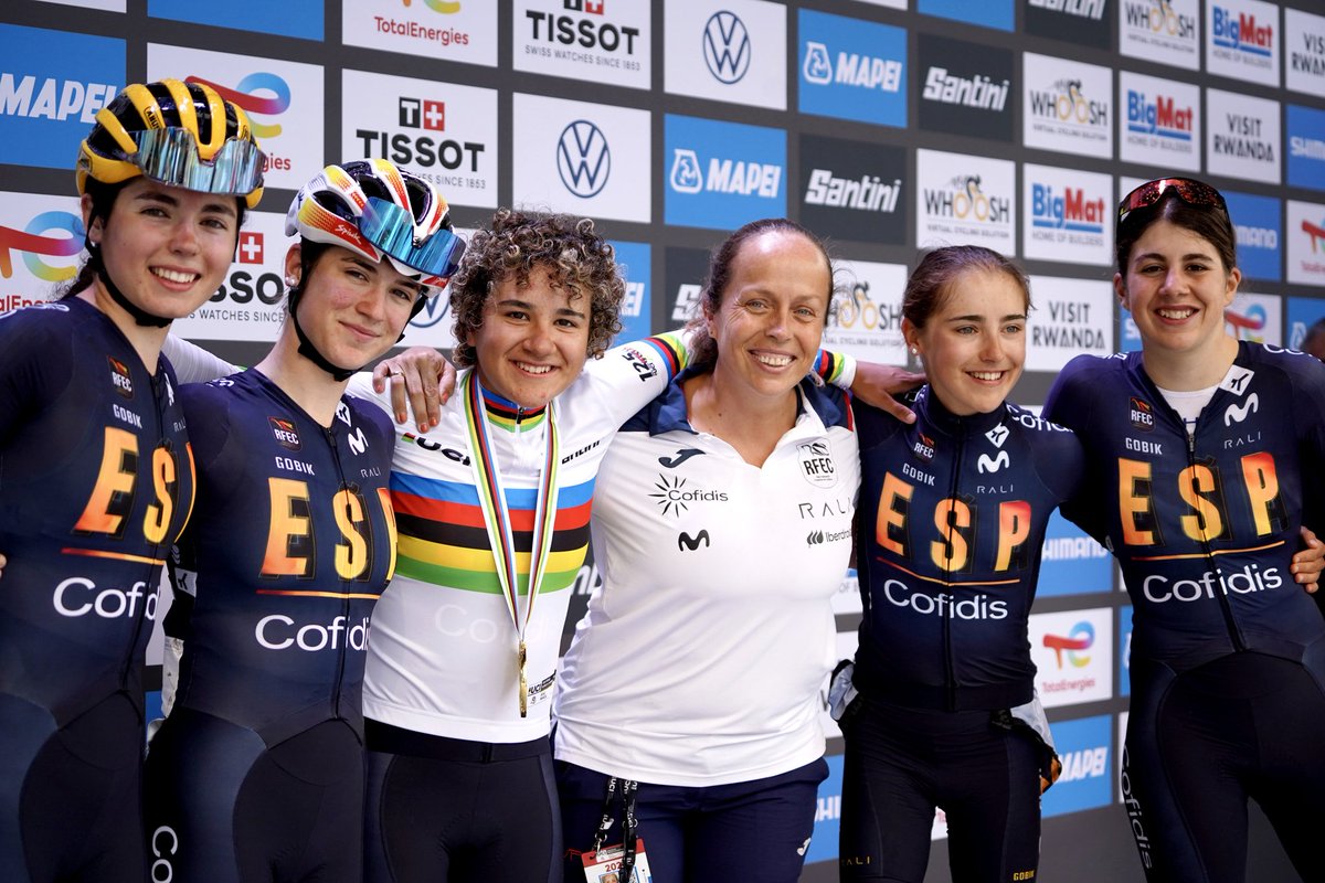 RFECiclismo's tweet image. Un trabajo de equipo 😍

Sensacional carrera de todo el #TeamESPciclismo🇪🇸 durante la carrera de hoy🌈

Las dominadoras del año han rubricado una temporada de ensueño. ¡Este arcoíris también es vuestro, equipo!💫

#Kigali2025