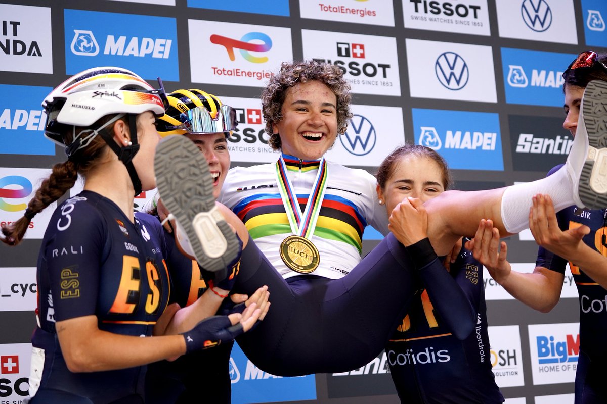 RFECiclismo's tweet image. Un trabajo de equipo 😍

Sensacional carrera de todo el #TeamESPciclismo🇪🇸 durante la carrera de hoy🌈

Las dominadoras del año han rubricado una temporada de ensueño. ¡Este arcoíris también es vuestro, equipo!💫

#Kigali2025