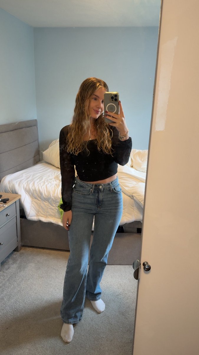 PezzasPrincess's tweet photo. It’s Perrie Day 🥰🥰🥰 https://t.co/tbUZCyTne2