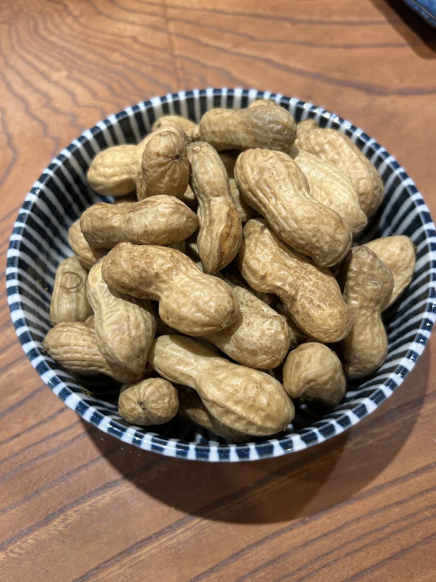 味覚の秋ですねー🍀
先日、塩ゆで落花生を女帝に振る舞ったら初めてだったそう‥たいそうお気に召された様子でした🤭
旬ですよ〜ゆでてみてねー🥜