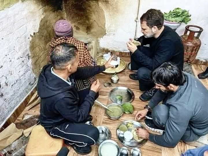 नोट करें सिलेंडर बाजू में रखा है,,
चूल्हा टाइल्स पर बना है  ,, 
जूते पहनकर भोजन ग्रहण किया जा रहा है।  
इसी प्रकार की बातें साबित करती हैं कि पहलवानों वाला पूरा ड्रामा पहले से लिखित है। #राहुल_गांधी