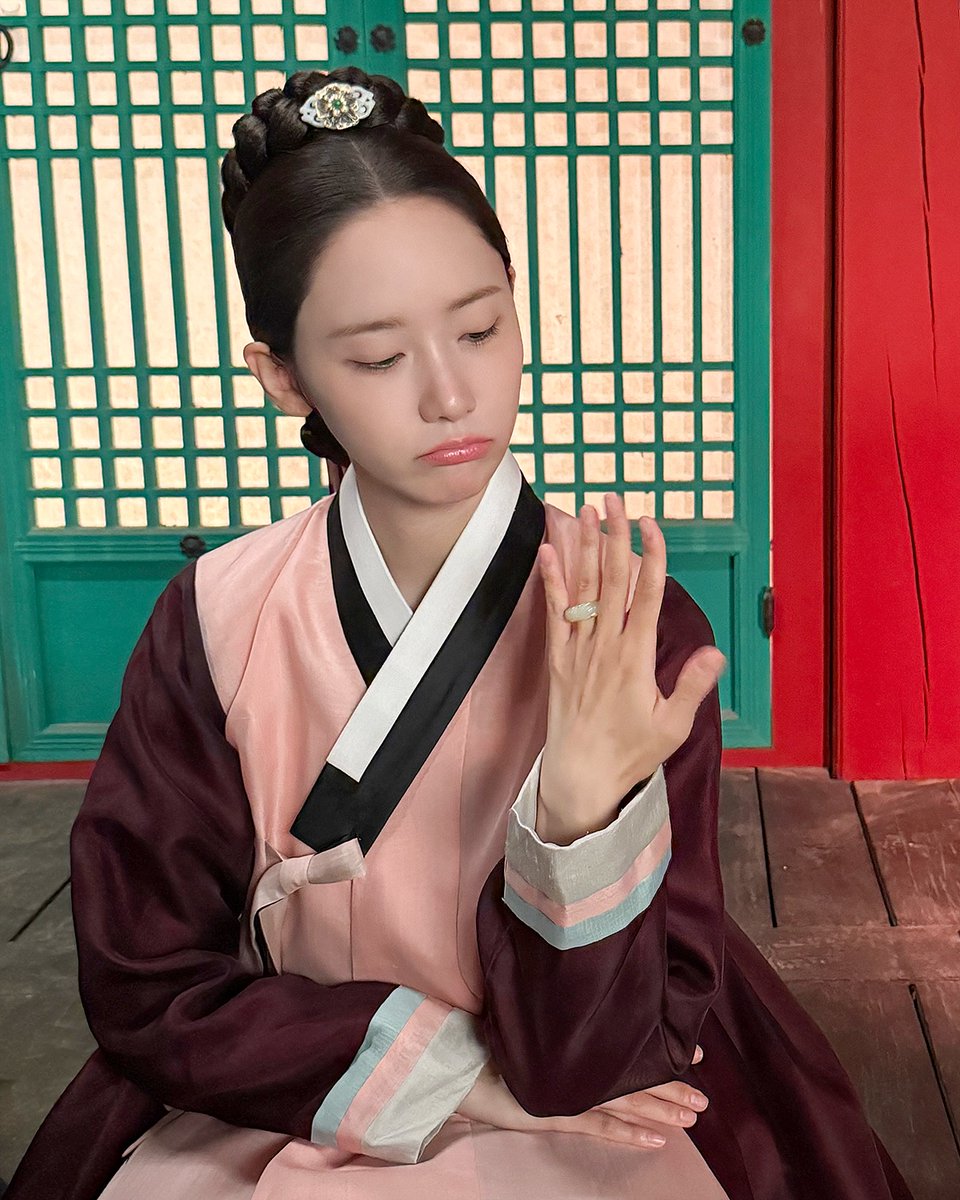 mystarmyangel's tweet photo. [250927-LIMYOONA__OFFICIAL] _
왠지 슬퍼보이는 지영이의 옥반지 인증샷🥲
‘연지영’은 다시 지영이의 세계로 돌아갈 수 있을까요?

오늘 밤 9시 10분 tvN <폭군의 셰프> 11화가 방송됩니다

#임윤아 #LIMYOONA @/yoona__lim
#limyoona__official #융스타그램
#폭군의셰프 #BonAppetitYourMajesty #연지영 #YeonJiYoung

https://t.co/VkB5vUKiSH

#YoonA #임윤아 #윤아 #LimYoonA
