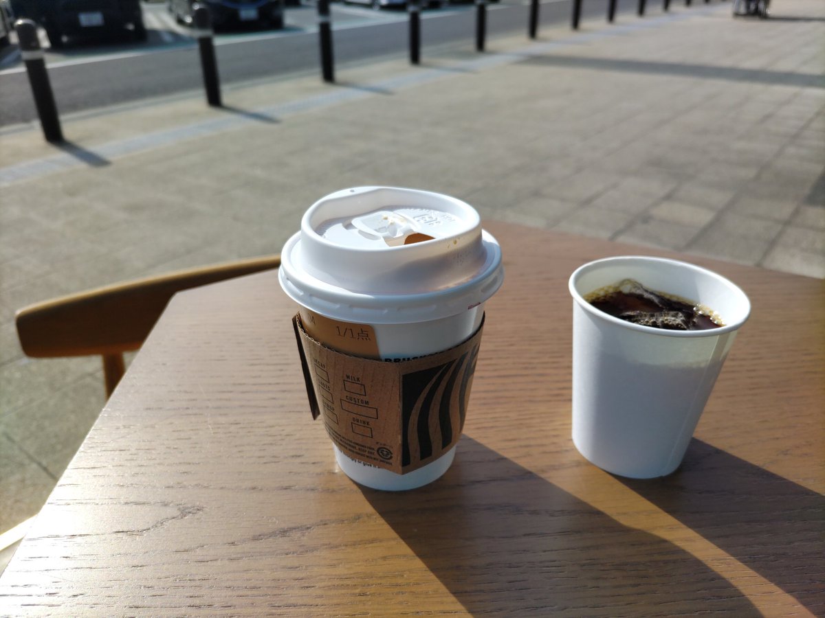 DV69604468's tweet photo. 高速のSAのスタバで、「ラテ、3ショット追加」で頼んだら「チェイサー」でアイスコーヒーくれた。 https://t.co/JegqPcYEi9
