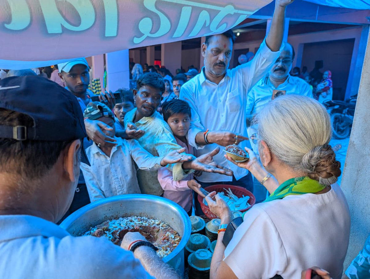 शारदीय नवरात्रि के पावन अवसर पर माता कुशहरी देवी जी के दर्शन का सौभाग्य प्राप्त हुआ।

हमेशा की तरह मां के चरणों में श्रद्धानवत होकर उनके आशीर्वाद की कामना की और भक्तों के बीच प्रसाद वितरण कर दिव्य आनंद का अनुभव किया।

मां दुर्गा सभी भक्तों पर कृपा दृष्टि बनाए रखें, हर हृदय में