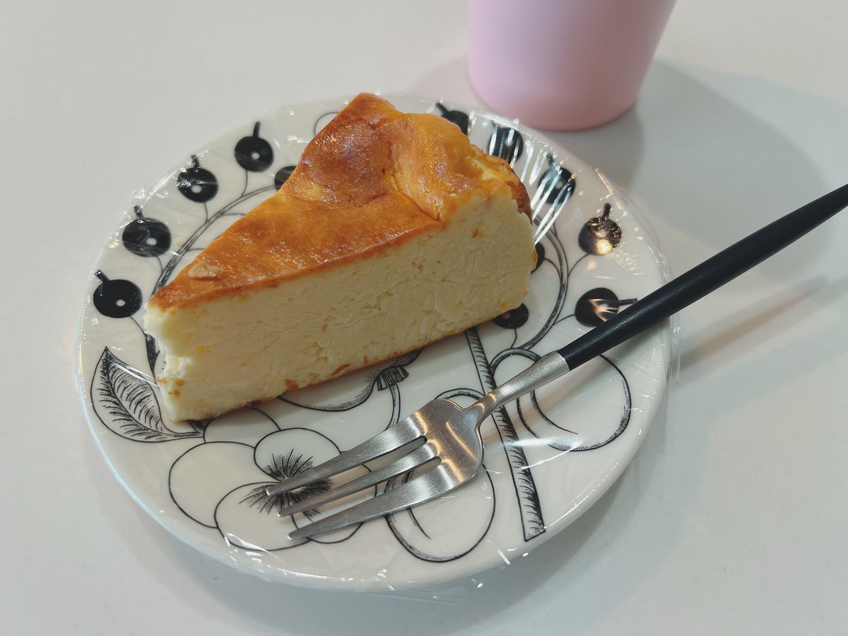 coco__703's tweet image. 久しぶりに買い込んだ🧀
チーズ屋さんが作るバスクチーズケーキむちゃうマン（お皿洗うの面倒でラップ敷いてある人）