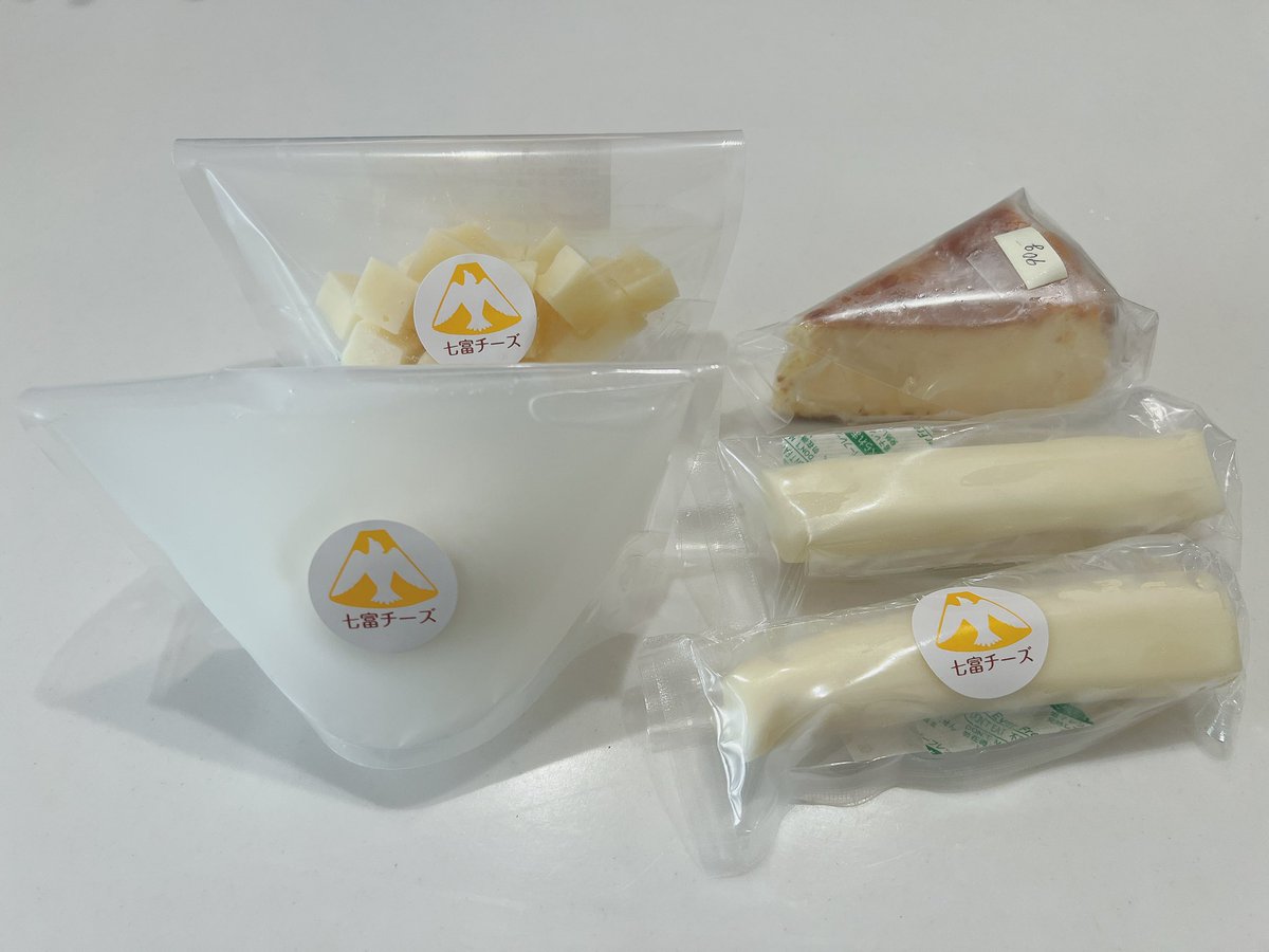coco__703's tweet image. 久しぶりに買い込んだ🧀
チーズ屋さんが作るバスクチーズケーキむちゃうマン（お皿洗うの面倒でラップ敷いてある人）