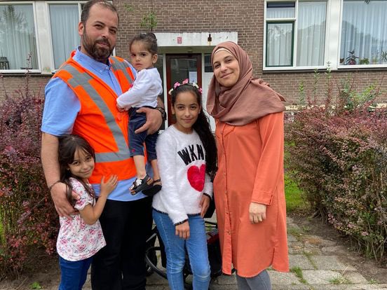 Ontmoet Yussuf en zijn gezin. Een statushouder die 5 dagen per week werkt (Letten jullie op, PVV’ers?!) om zijn steentje bij te dragen aan onze samenleving.
Ik kom vandaag bij hem op de thee, maar hij heeft zijn oranje vestje al aan om IN ZIJN VRIJE TIJD de buurt aan te vegen,