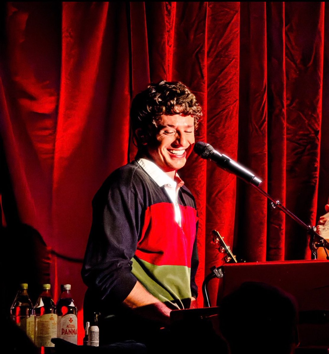 PuthPhyllis's tweet image. Beautiful photo of Charlie Puth performing at the Blue Note NYC at Whatever’s Clever Night 2 — September 26, 2025 @charlieputh 
😍😍😍

📸: heartgears IG