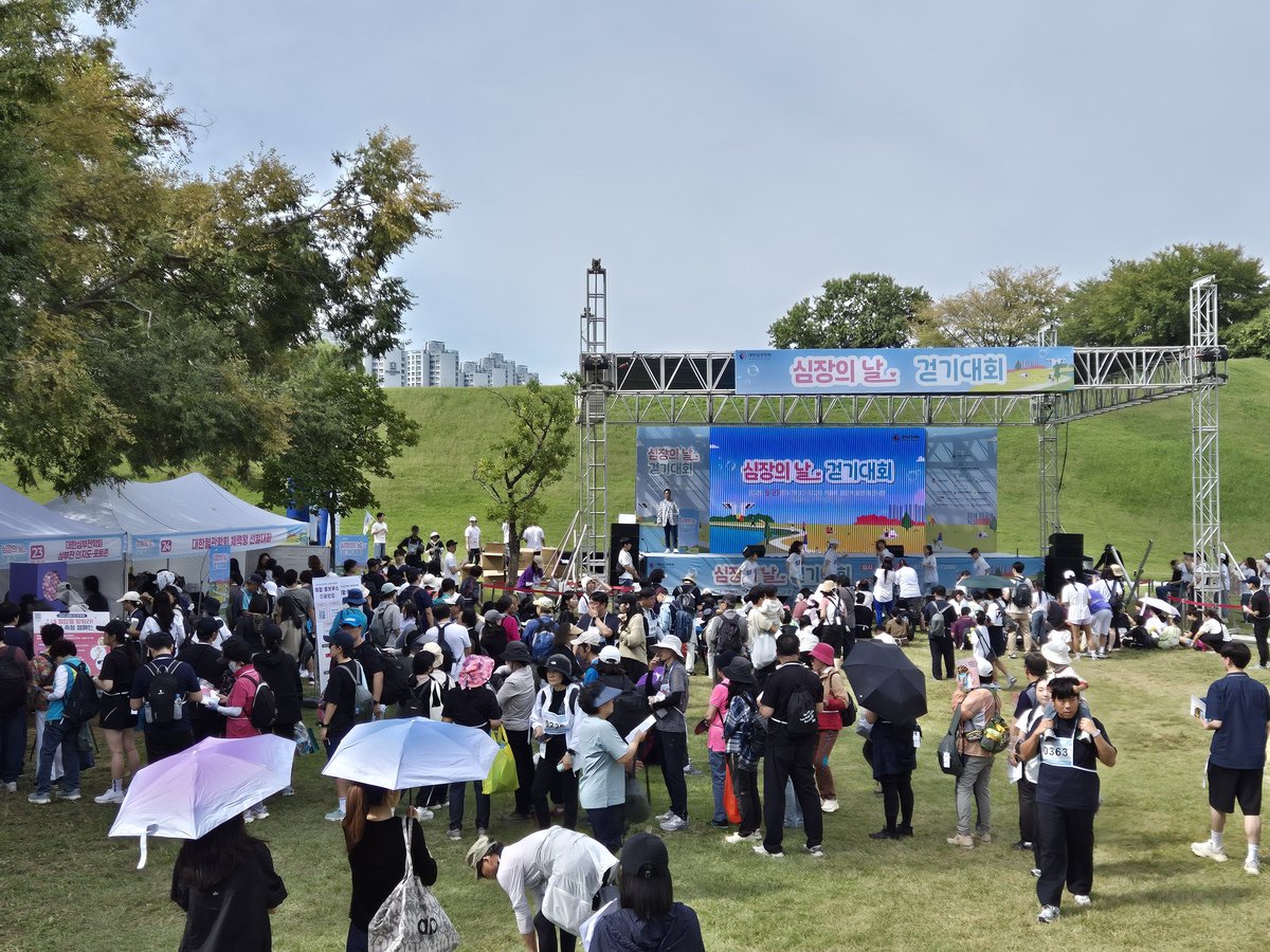 uiuc2306's tweet photo. World Heart Day 🫀 Walk hosted by the Korean Society of Cardiology https://t.co/y1QRC688jH