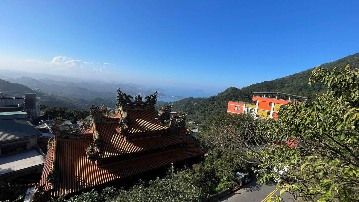 mkumether's tweet image. この山の頂上から、果てしない山と海の景色を見下ろすと、まるで時間がゆっくりと流れているかのようです。屋根の一片一片、陽光の一筋一筋が、静けさと美しさを放っています。#山海の風景 🌄