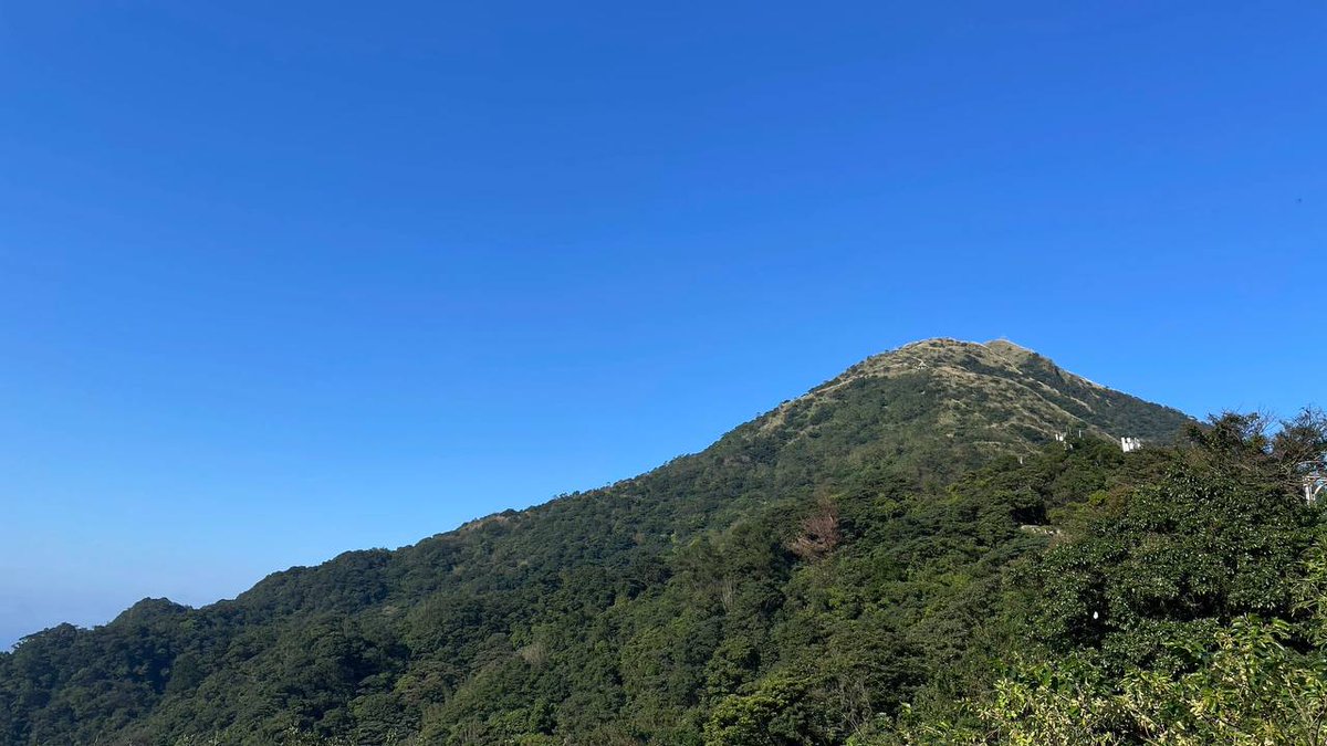 mkumether's tweet image. この山の頂上から、果てしない山と海の景色を見下ろすと、まるで時間がゆっくりと流れているかのようです。屋根の一片一片、陽光の一筋一筋が、静けさと美しさを放っています。#山海の風景 🌄