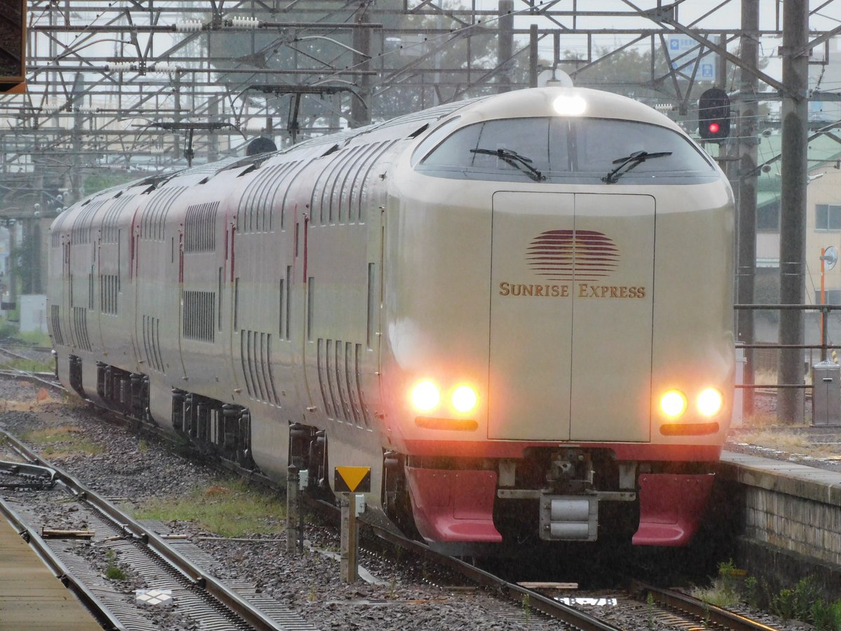 WKRC_JP's tweet photo. 香川県の多度津駅って思ったよりいろんな車両来てびっくり https://t.co/37RJA40yuS