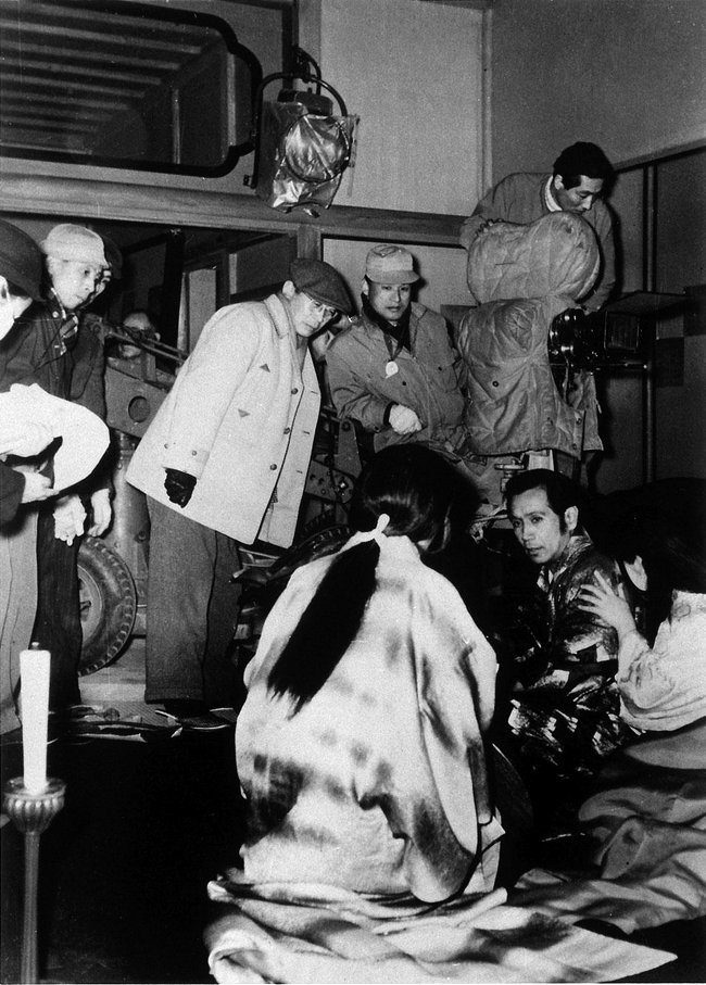 Kenji Mizoguchi, Kazuo Miyagawa (DoP), Machiko Kyō (de espaldas) y Masayuki Mori en el plató de Ugetsu Monogatari [雨月物語 (1953)].