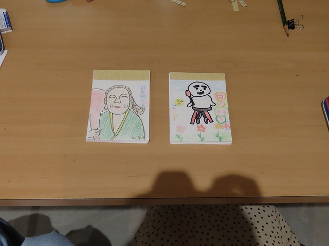 本日、13時から「田の神さあメモ帳づくり」を開催いたしました。
みなさん、かわいい田の神さあのメモ帳が出来上がり、使うのが楽しみとうれしそうでした。参加された皆様、本当にありがとうございました。
#えびの市 #文化の杜秋まつり #資料館 #田の神さあ #メモ帳作り