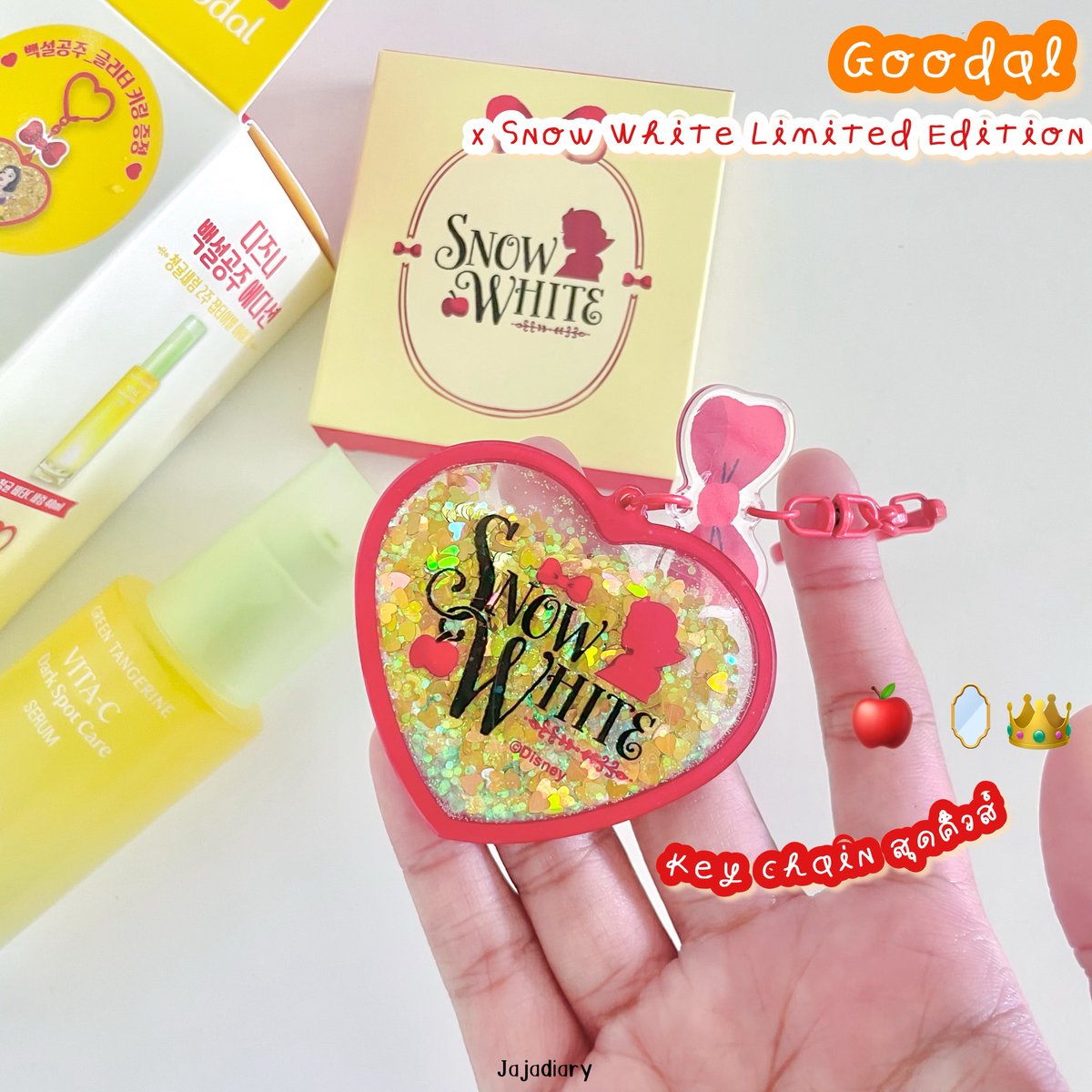 jajadiary's tweet photo. ลองใช้ Goodal Green Tangerine Vita-C Serum 🍊✨ (Snow White Edition) แล้วเลิฟมากก เนื้อเจลใส ซึมไว ไม่แสบผิวเลย หน้าโกลว์ใส รอยสิวจางไว คนผิวแพ้ง่ายก็ใช้ได้สบาย ที่สำคัญตอนนี้แพ็คเกจเค้าน่ารักมาก  🍎 🪞👑 #Goodal #VitaCSerum https://t.co/7fwgUB5CvZ