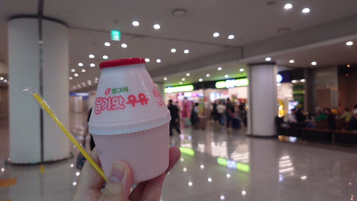 ついた！
韓国！！
とりあえずうわさのバナナウユ！
いちごあじ😍