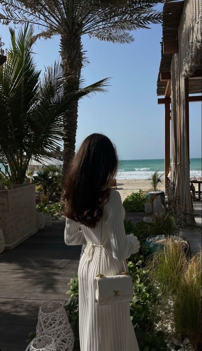 MirDirectioner2's tweet image. Don't compare your life to others. There's no comparison between the sun and the moon. They shine when it's their time.🙃🙃